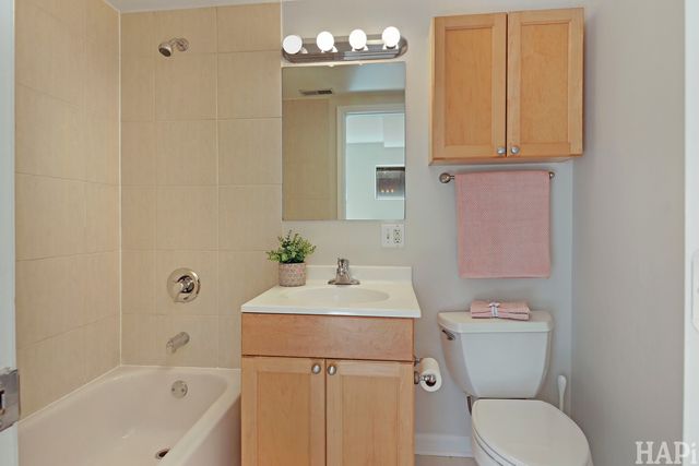 6957 N Western Avenue E, Chicago, IL 60645
