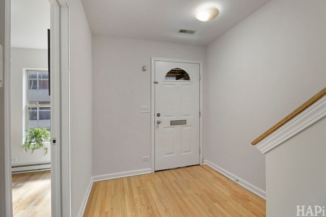 6957 N Western Avenue E, Chicago, IL 60645
