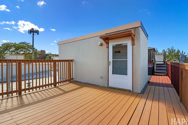 6957 N Western Avenue E, Chicago, IL 60645