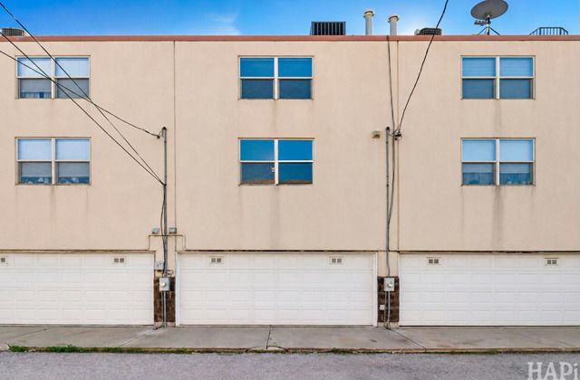 6957 N Western Avenue E, Chicago, IL 60645
