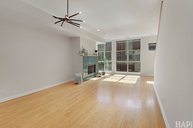 6957 N Western Avenue E, Chicago, IL 60645