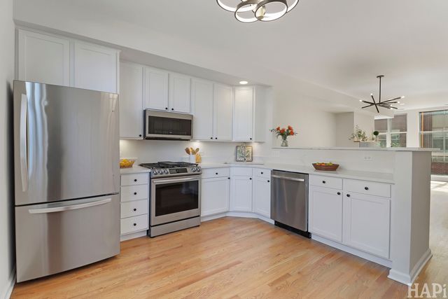 6957 N Western Avenue E, Chicago, IL 60645