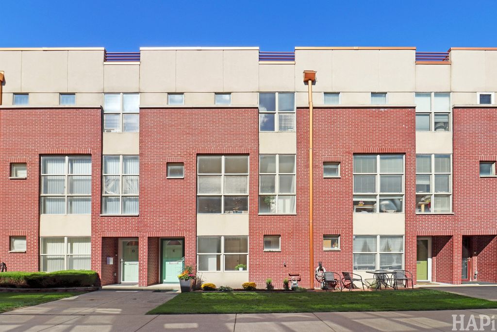 6957 N Western Avenue E, Chicago, IL 60645