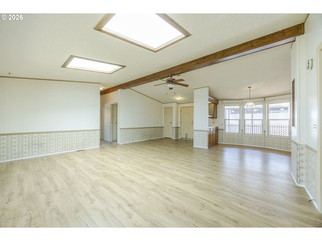 1400 CANDLELIGHT Dr 175, Eugene, OR 97402