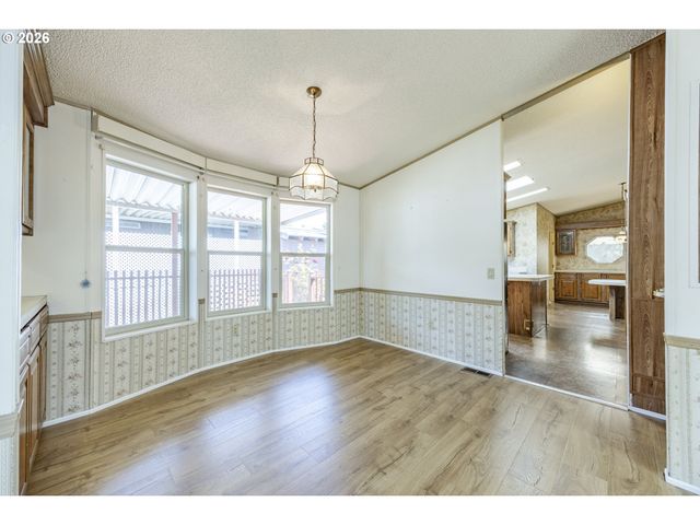 1400 CANDLELIGHT Dr 175, Eugene, OR 97402