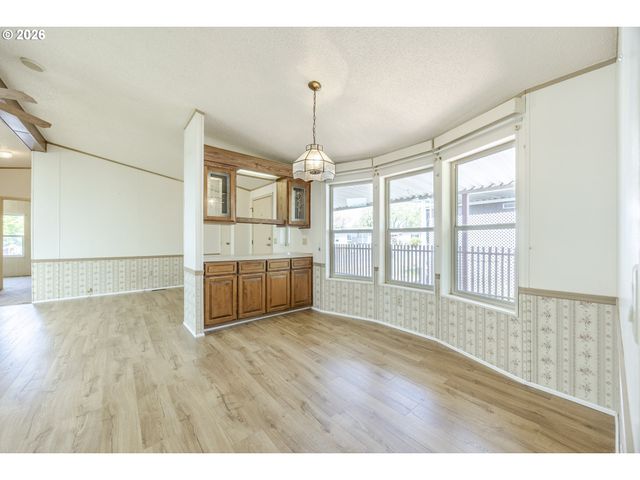 1400 CANDLELIGHT Dr 175, Eugene, OR 97402