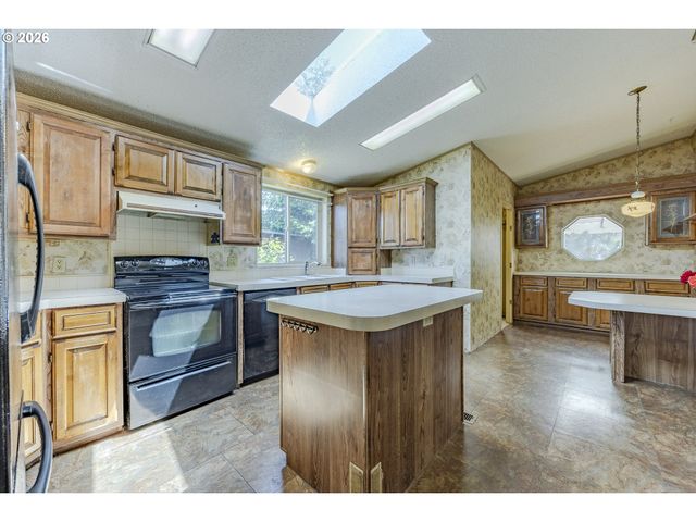 1400 CANDLELIGHT Dr 175, Eugene, OR 97402