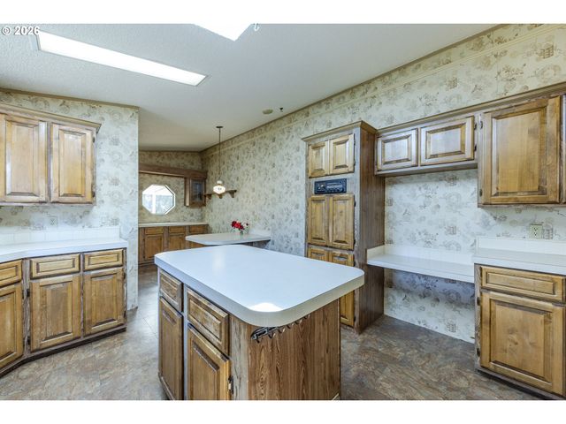 1400 CANDLELIGHT Dr 175, Eugene, OR 97402