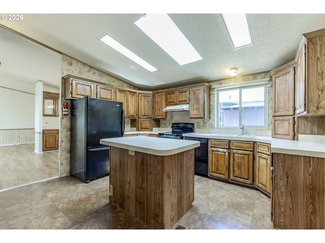 1400 CANDLELIGHT Dr 175, Eugene, OR 97402