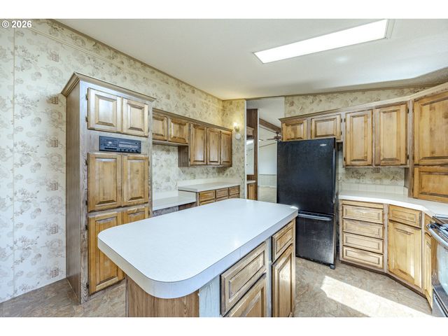 1400 CANDLELIGHT Dr 175, Eugene, OR 97402