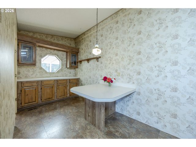 1400 CANDLELIGHT Dr 175, Eugene, OR 97402