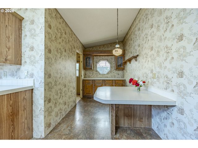 1400 CANDLELIGHT Dr 175, Eugene, OR 97402