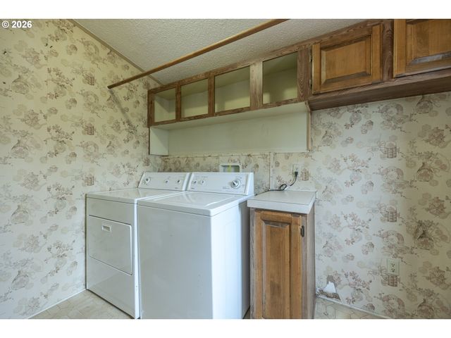 1400 CANDLELIGHT Dr 175, Eugene, OR 97402