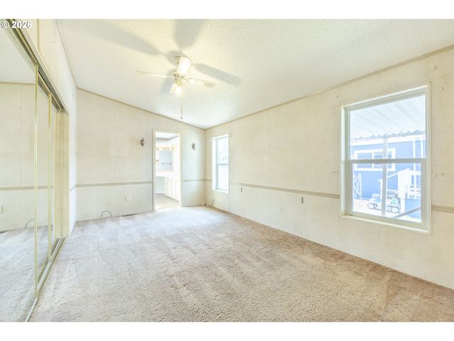 1400 CANDLELIGHT Dr 175, Eugene, OR 97402