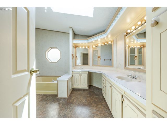 1400 CANDLELIGHT Dr 175, Eugene, OR 97402