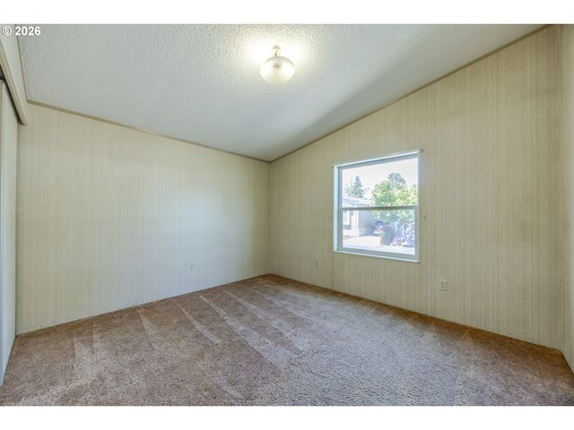 1400 CANDLELIGHT Dr 175, Eugene, OR 97402
