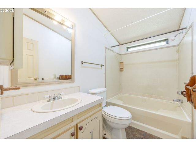 1400 CANDLELIGHT Dr 175, Eugene, OR 97402
