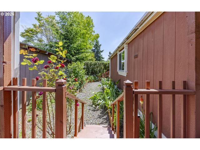 1400 CANDLELIGHT Dr 175, Eugene, OR 97402