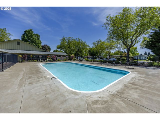1400 CANDLELIGHT Dr 175, Eugene, OR 97402