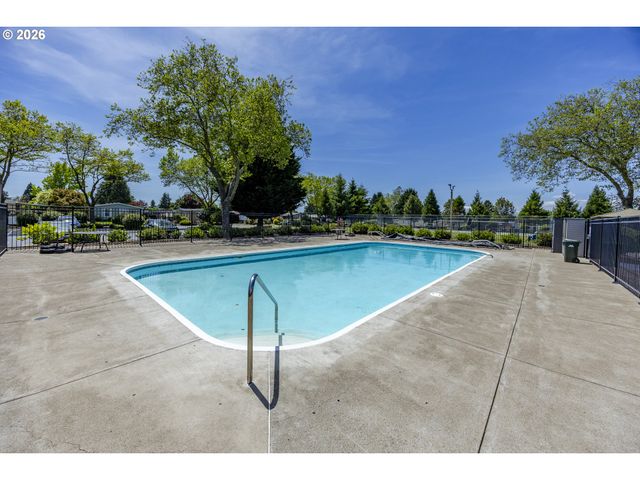 1400 CANDLELIGHT Dr 175, Eugene, OR 97402