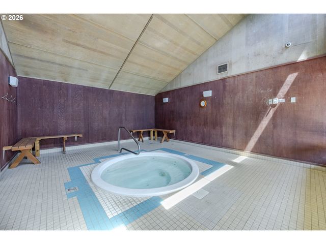 1400 CANDLELIGHT Dr 175, Eugene, OR 97402