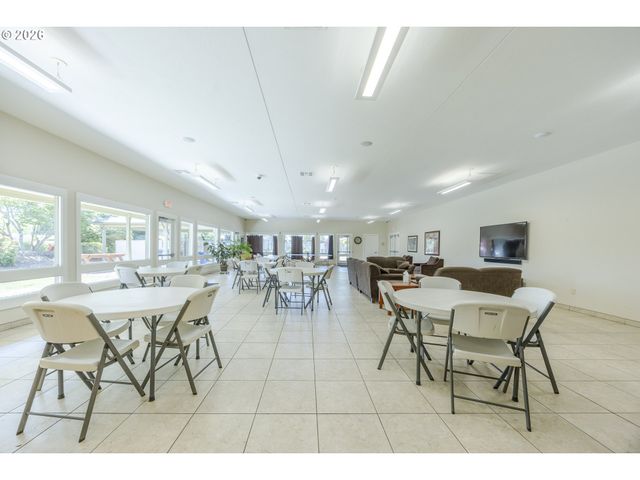 1400 CANDLELIGHT Dr 175, Eugene, OR 97402