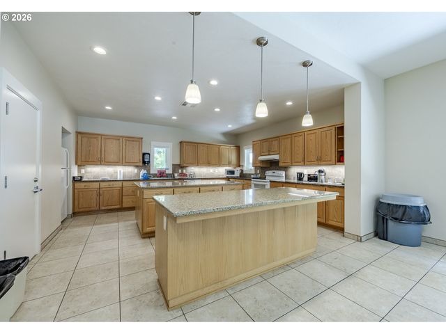1400 CANDLELIGHT Dr 175, Eugene, OR 97402