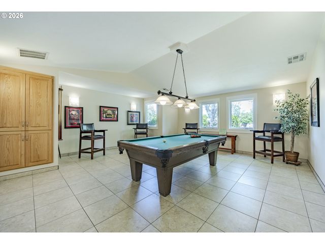 1400 CANDLELIGHT Dr 175, Eugene, OR 97402
