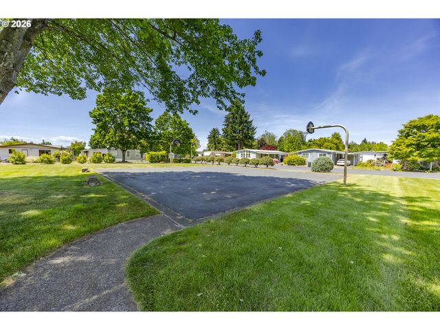 1400 CANDLELIGHT Dr 175, Eugene, OR 97402