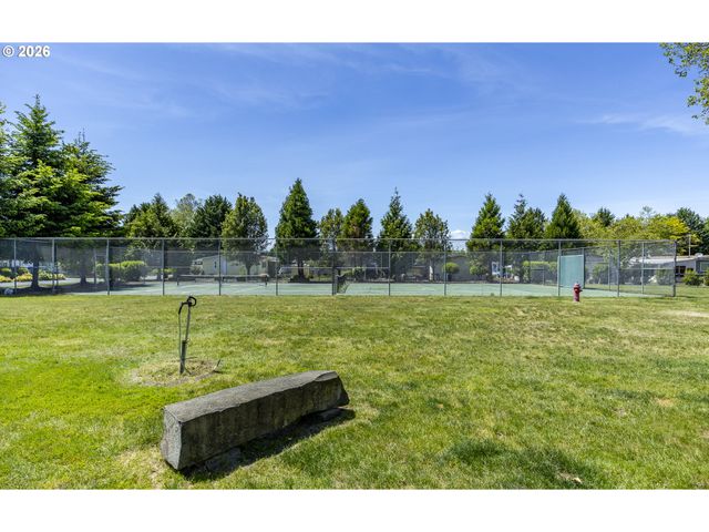 1400 CANDLELIGHT Dr 175, Eugene, OR 97402