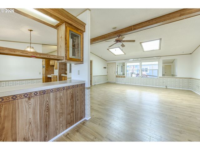 1400 CANDLELIGHT Dr 175, Eugene, OR 97402