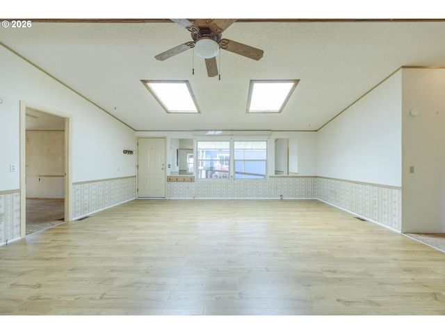 1400 CANDLELIGHT Dr 175, Eugene, OR 97402
