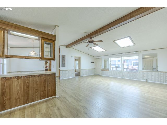 1400 CANDLELIGHT Dr 175, Eugene, OR 97402