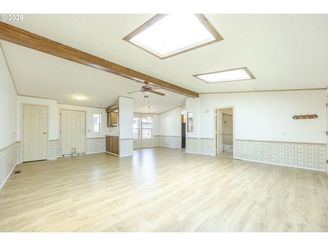 1400 CANDLELIGHT Dr 175, Eugene, OR 97402