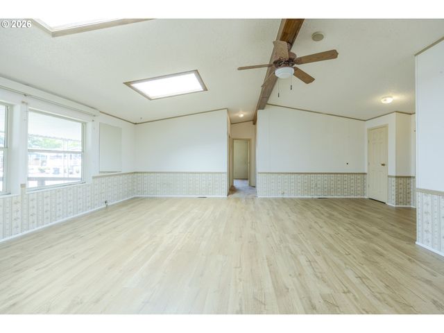 1400 CANDLELIGHT Dr 175, Eugene, OR 97402