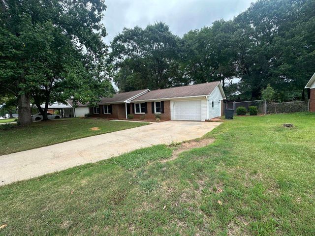 220 River Forest Drive, Boiling Springs, SC 29316