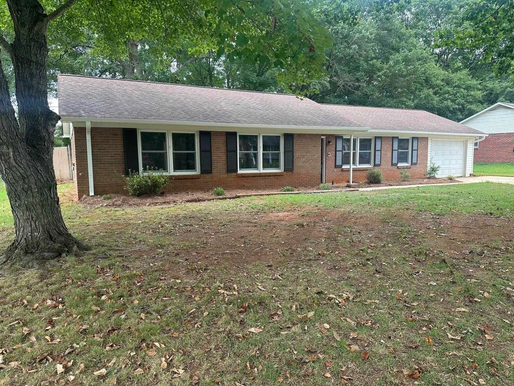 220 River Forest Drive, Boiling Springs, SC 29316