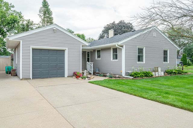 301 5th Street Place SE, Altoona, IA 50009