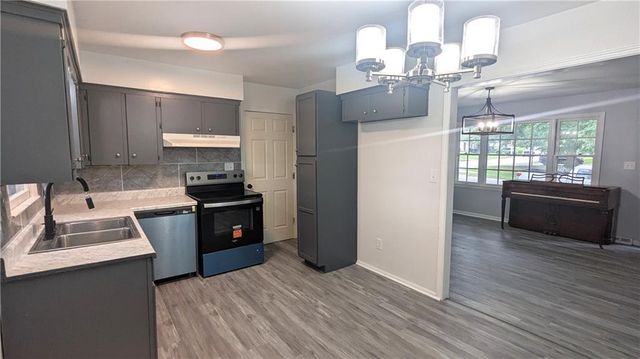 4002 S Hocker Avenue, Independence, MO 64055