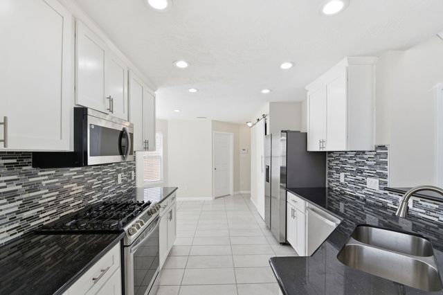 212 Glade Bridge Lane, Dickinson, TX 77539