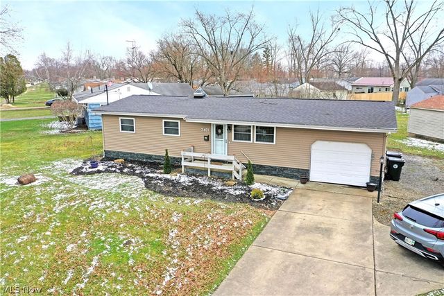 2401 Stewart Drive NW, Warren, OH 44485