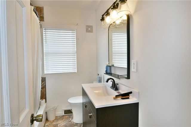 2401 Stewart Drive NW, Warren, OH 44485