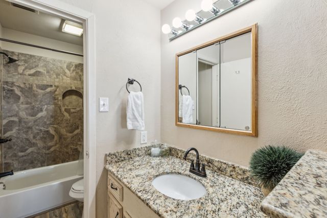 142 Peninsula Point Terrace, Mabank, TX 75156