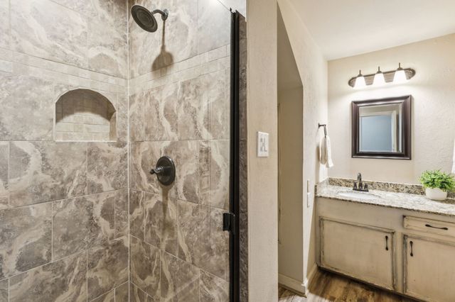 142 Peninsula Point Terrace, Mabank, TX 75156