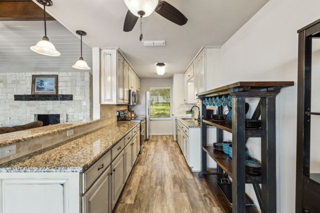 142 Peninsula Point Terrace, Mabank, TX 75156