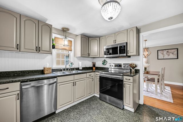 33 Edgemere Avenue, West Hartford, CT 06110
