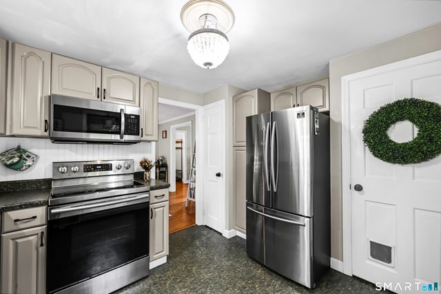 33 Edgemere Avenue, West Hartford, CT 06110