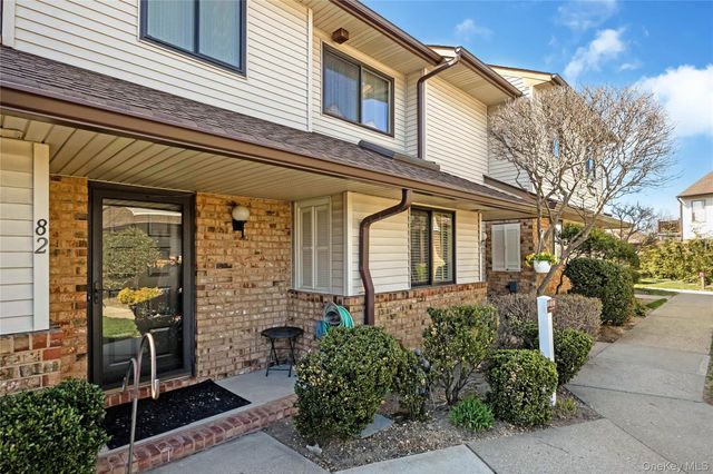 82 COTTONWOOD CT. 82, Wantagh, NY 11793