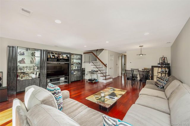 82 COTTONWOOD CT. 82, Wantagh, NY 11793