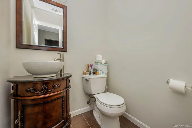 82 COTTONWOOD CT. 82, Wantagh, NY 11793